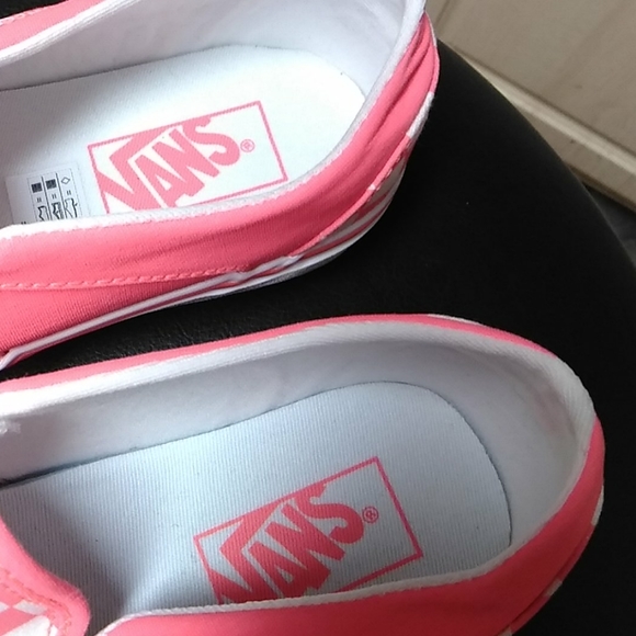 Womans sneakers.. - Picture 2 of 7